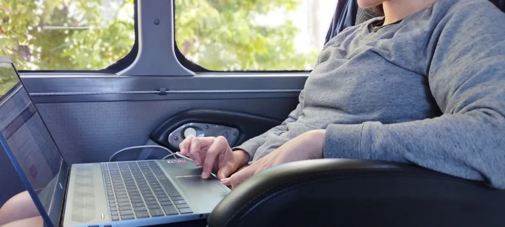Viajá en bus con internet satelital a bordo