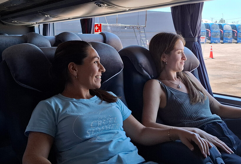 amigas viajan en autobús Andesmar