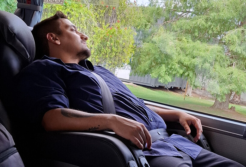 hombre en asiento reclinable autobús Andesmar